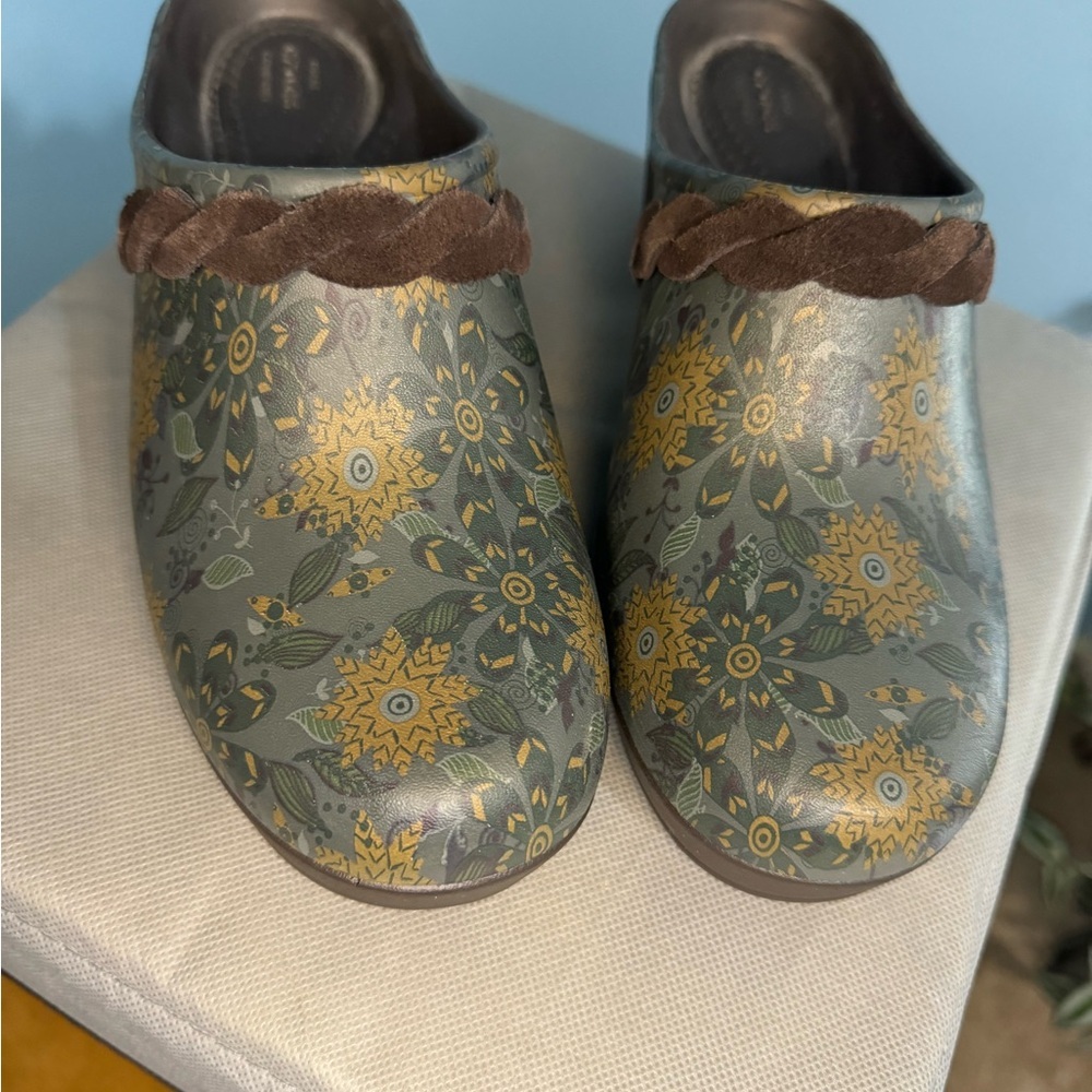 Crocs Women’s patterned Mules